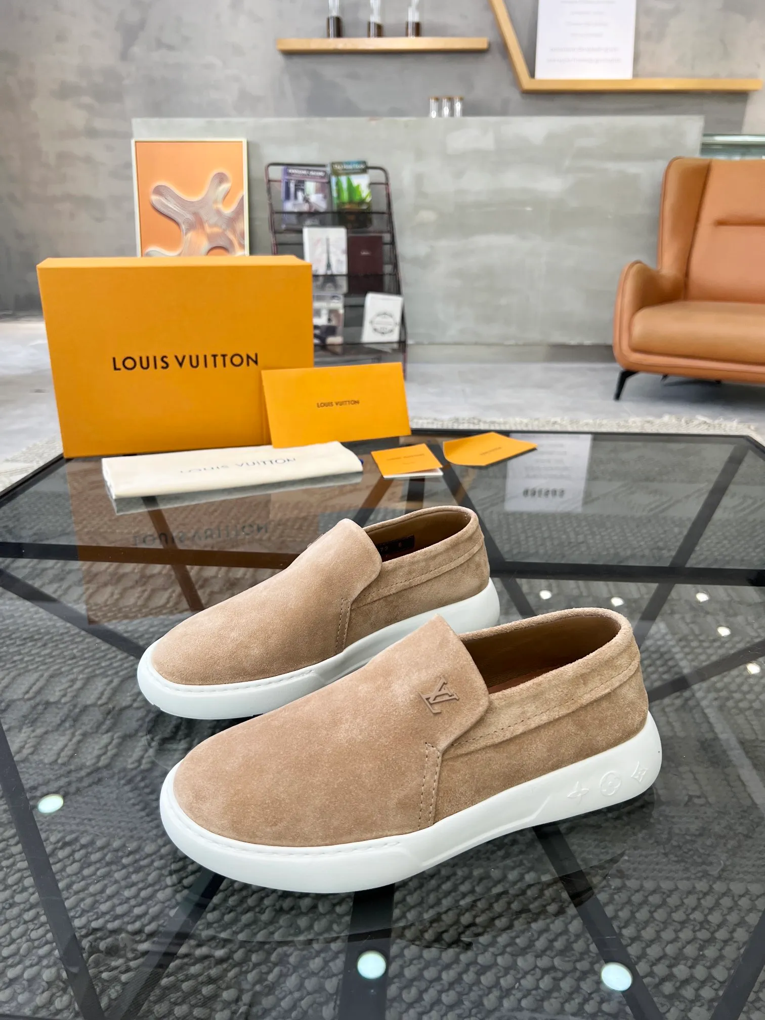 Factory price: 520💰 LV🔍Top purchasing agent🇮🇹 Road The most popular sneakers are available at the same time in the super popular sports shoe counters. The uppers are made of Italian original imported cowhide fabric. The classic and generous layout is a must-have for fashionistas. The complex craftsmanship is perfectly reproduced. The imported soft water-dyed cowhide lining is padded. The soles are: original soles specially provided by the factory. The exclusive foamed molded soles are super comfortable. The original factory follows the order. 🔍🔍High quality. You can go in and out of the counter at will. Welcome to compare. Size 39-45 (38 can be ordered)